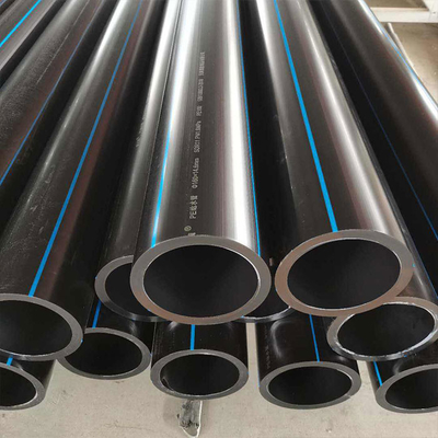 Des tuyaux de drainage en PEHD de différentes tailles et couleurs