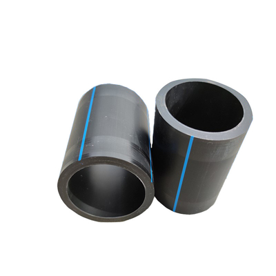 Des tuyaux de drainage en PEHD de différentes tailles et couleurs