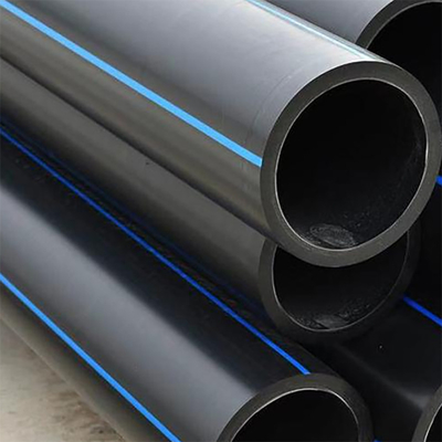 Des tuyaux de drainage en PEHD de différentes tailles et couleurs