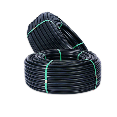 Des tuyaux de drainage en PEHD de différentes tailles et couleurs