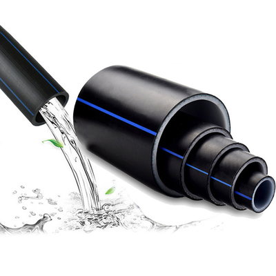 Des tuyaux de drainage en PEHD de différentes tailles et couleurs